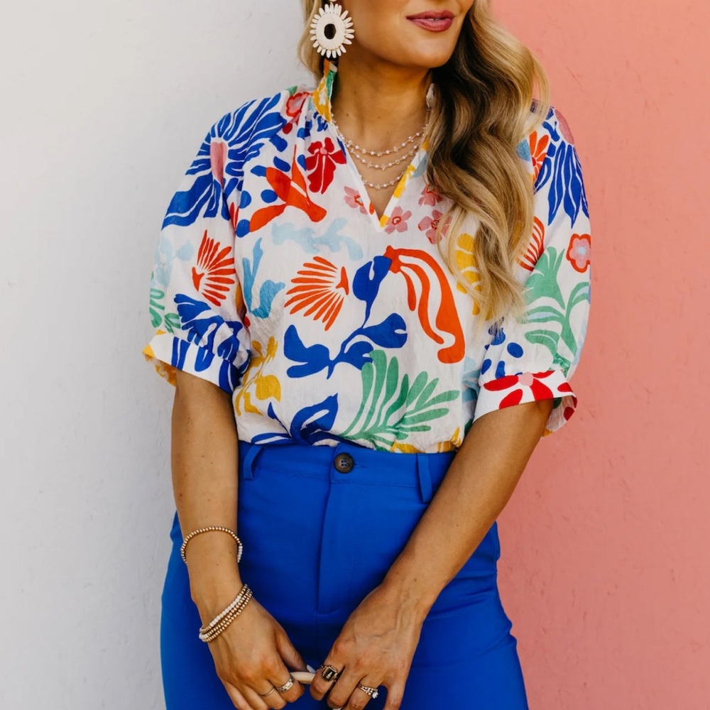 THML beautiful floral top. NWT Size Large.